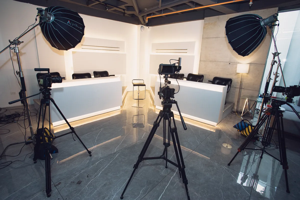 Set de grabaci&oacute;n profesional con c&aacute;maras e iluminaci&oacute;n